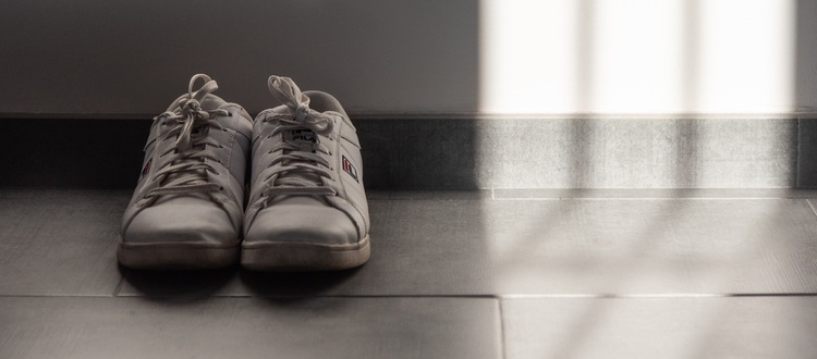 Sneaker im Praktikum: Wann sind sie in Ordnung?